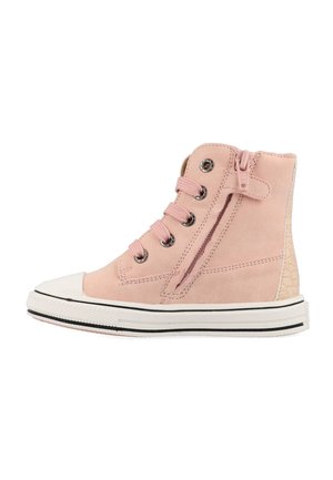 Hoge sneaker in lichtroze suede, met vetersluiting aan de voorkant, zijrits, witte rubberen neuskap en gestructureerde accenten op de hiel.