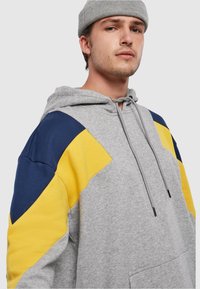 Urban Classics OVERSIZE 3-TONE HOODY - Mikina s kapucňou - grey/honey/darkblue