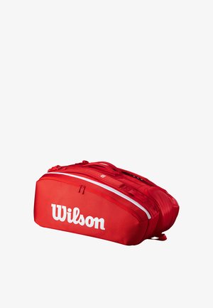 Borsa sportiva rossa con logo bianco "Wilson", design aerodinamico, tessuto texturizzato, doppie zip e manici imbottiti per una maggiore comodità di trasporto.