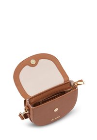 Sac en cuir marron en bandoulière avec une forme arrondie, des accessoires en métal doré et un intérieur zippé. Il dispose d'une fermeture à pression et d'une finition texturée.