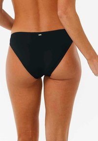 Schwarzer Bikini-Unterteil mit einem tiefen Schnitt und minimaler Bedeckung. Hergestellt aus glattem Stoff, mit dezentem Logo auf der Rückseite.