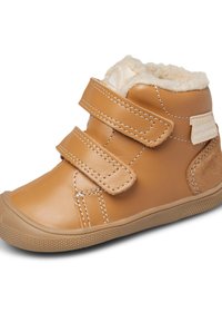 Braune Leder-Hochschaftschuhe mit zwei Klettverschlüssen, weicher Innenauskleidung, strukturiertem Gummisohle und einem Wildlederakzent an der Seite.