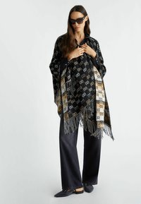 LIU JO PONCHO WITH JACQUARD LOGO - Mantella - black
