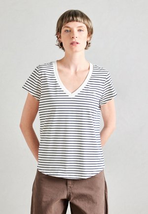 Gestreiftes Kurzarm-V-Ausschnitt-T-Shirt in Weiß und Marineblau. Weicher Stoff mit lockerer Passform und leichtem Kurvenverlauf am Saum. Minimale Logo-Details auf der Vorderseite.