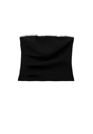 Haut court noir sans bretelles avec de légers plis et une délicate bordure en dentelle blanche le long du bord supérieur sur fond blanc.