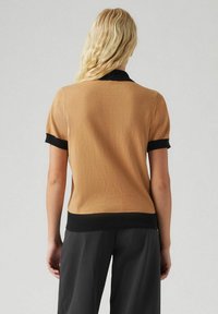 Levi's® OXFORD COMMA TAN CAVIAR BLO - Polo shirt - tan caviar color b