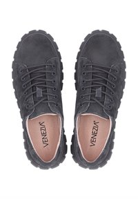 Schwarze Wildleder-Schnürschuhe mit Gummisohlen, runder Spitze und genähten Details. Das Innere enthält eine hellfarbige Innensohle mit Branding.