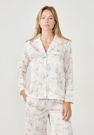 Set di pigiama rosa chiaro composto da una camicia con bottoni e pantaloni abbinati, decorato con nastrini blu e rosa e illustrazioni di gattini giocosi.