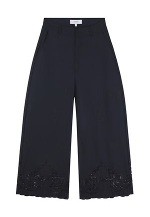 Pantalones de pernera ancha en tela azul marino, con bordados florales, detalles de encaje decorativo y bolsillos laterales para mayor detalle.