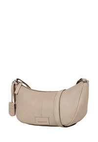 Borsa a tracolla in pelle beige con una texture liscia, forma curva e chiusura con zip. Presenta un'etichetta con logo e una singola tracolla.