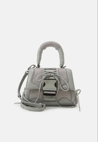 Sac à main gris avec accents en tissu maille, forme structurée, poignée supérieure arrondie avec prise texturée, bandoulière réglable et fermeture à bouton bascule.