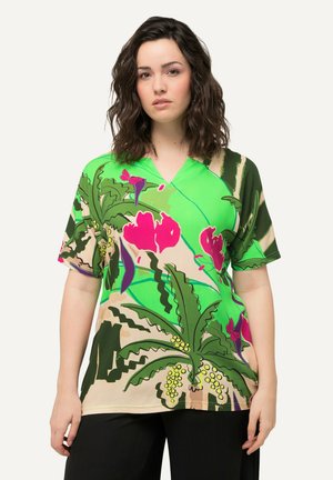 T-Shirt mit V-Ausschnitt und kurzen Ärmeln, das ein lebhaftes grünes, pinkes und beiges Blumenmuster zeigt. Hergestellt aus leichtem Stoff mit einer glatten Textur.