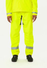 Hoge zichtbaarheid gele regenjas en broek met reflecterende strepen, gemaakt van waterdicht materiaal, met een ontspannen pasvorm en zwarte accenten.