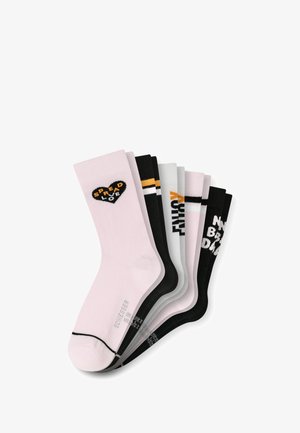 Set aus sechs Socken in verschiedenen Farben: rosa, schwarz, weiß und grau. Texte und Herzmuster auf den rosa und schwarzen Socken. Baumwollmischung.