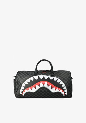 Borsa duffel nera a quadri con design bocca di squalo con denti bianchi e gengive rosse, e doppi manici sulla parte superiore.