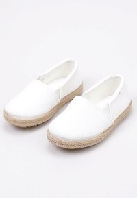 Zapatillas blancas sin cordones con una parte superior de lona texturizada y una suela tipo yute tejida. Diseño simple con paneles laterales elásticos para facilitar el uso.