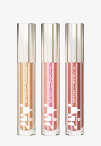 Tre tubi di MAC Lipglass: a sinistra è presente un riflesso dorato, al centro c'è un rosa chiaro, a destra un corallo tenue. Tutti hanno corpi trasparenti e tappi a strisce argento.