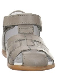 Sandale en cuir gris avec un design tissé, talon fermé, orteils ouverts et bride réglable à Velcro. Semelle en caoutchouc plate pour le confort.