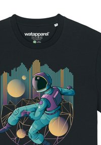 Schwarzes T-Shirt mit einem Grafiken eines Astronauten in Türkis und Lila, umgeben von geometrischen Formen und kreisförmigen Elementen in Gold und Blau.