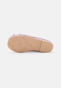 Sapatilhas de ballet rosa brilhantes com um cabedal texturizado, sola plana e detalhes em relevo na sola exterior com um design fantasioso.