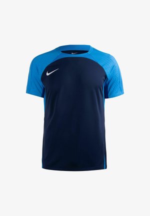 Camiseta deportiva de manga corta con cuerpo azul marino, hombros con patrón en azul claro y logos de Nike en forma de swoosh de color blanco en el pecho y el cuello.