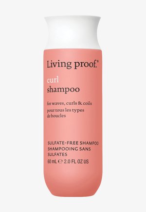 Living Proof krulshampoo in een zachtroze fles, heeft een taps toelopend ontwerp met zwarte tekst, gelabeld als sulfaatvrij, 60 ml capaciteit.