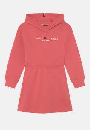 Korallenrotes, langärmliges Kapuzenkleid mit elastischer Taille und "Tommy Hilfiger EST. 1985"-Logo auf der Brust.