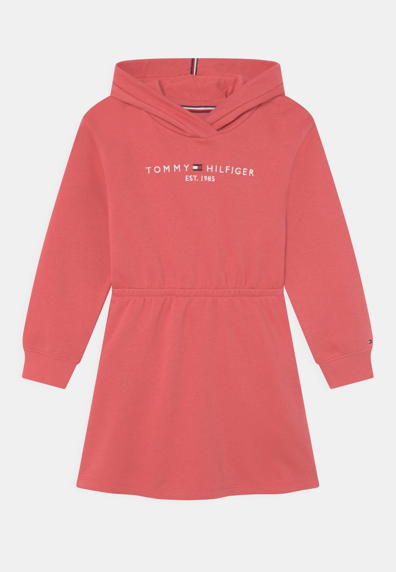 Robe à capuche à manches longues en corail avec taille élastique et logo "Tommy Hilfiger EST. 1985" sur la poitrine.