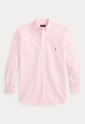 Camisa rosa claro de manga larga con botones, cuello abotonado y pequeño logo bordado de caballo en el pecho izquierdo.