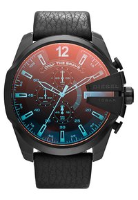 Zwarte lederen bandhorloge met een verloop van rood naar blauw wijzerplaat, opvallende witte uur markeringen, meerdere subdials en een prominente kroon detail.