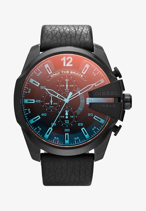 Czarny skórzany zegarek na pasku z gradientową tarczą od czerwonej do niebieskiej, wyraźnymi białymi znacznikami godzin, wieloma subtarczami i wyraźnym detalem koronki.