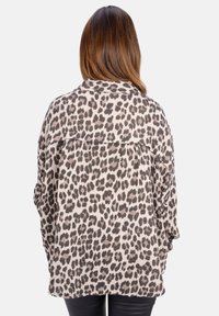 Leopardenmuster Oversize-Hemd aus weichem, strukturiertem Stoff, mit lockerer Passform und sichtbaren Schulternähten. Rückansicht.