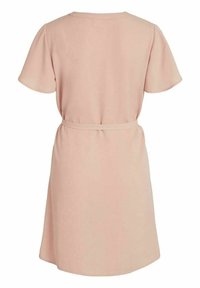 Robe rose pâle à manches courtes avec ceinture à la taille, ourlet à hauteur du genou, et col rond vue de dos.