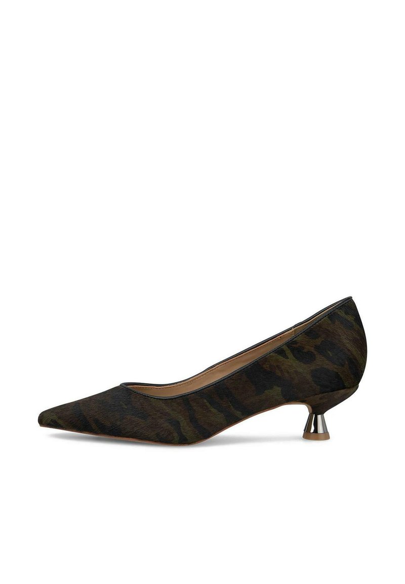 Décolleté a punta in un motivo camuffato verde scuro e nero, con un tacco metallico basso e una texture liscia. Presenta una silhouette elegante.