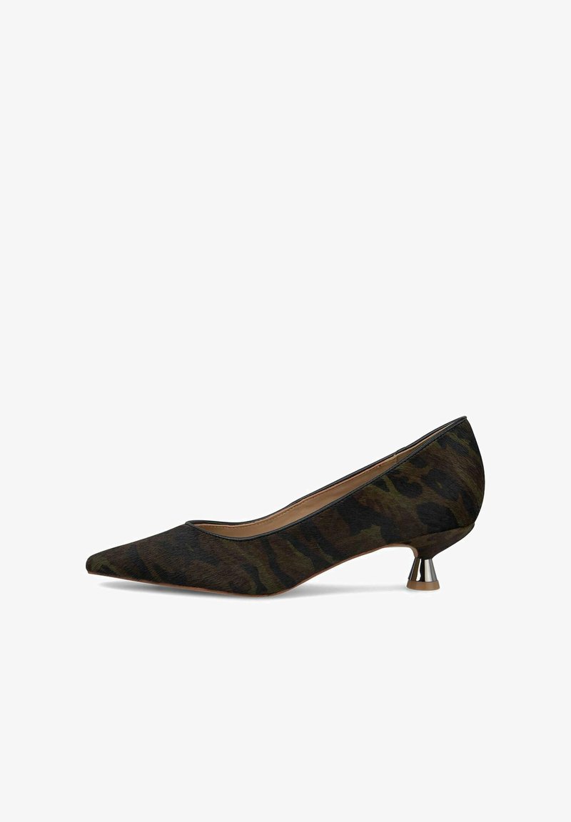 Décolleté a punta in un motivo camuffato verde scuro e nero, con un tacco metallico basso e una texture liscia. Presenta una silhouette elegante.