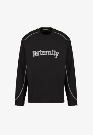 Sort sweatshirt med lange ærmer, der har teksten "Reternity" i en fed, kontur-fkrift, med grå syninger langs sømmene.