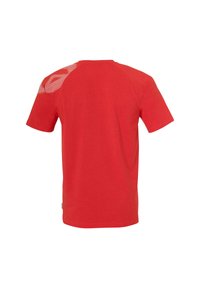 T-shirt rouge à manches courtes avec un motif en maille texturé sur l'épaule gauche et un col rond standard. Tissu en coton lisse.
