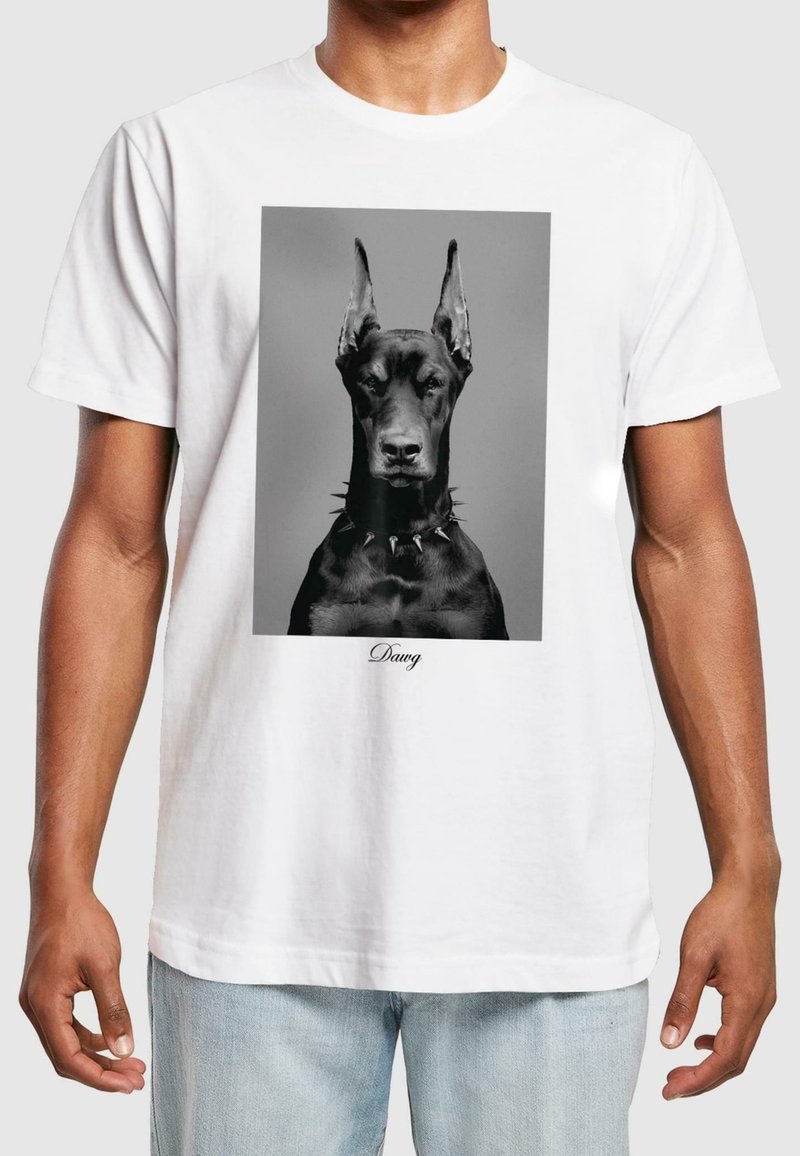 Bílá bavlněná tričko s černobílým portrétem dobermana s hroty na obojku. Pod obrázkem je text "Dawg".