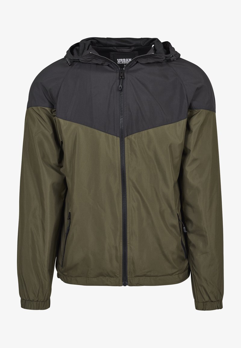 Veste légère à capuche pour homme avec corps vert olive, panneaux d'épaule noirs, fermeture éclair frontale et poches latérales zippées.