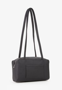 Borsa a mano nera rettangolare con due lunghe cinghie, materiale testurizzato, chiusura con zip e una piccola tasca frontale.