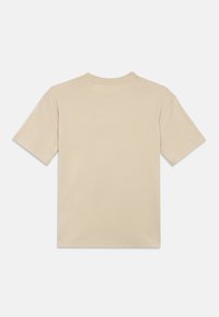 T-shirt beje de manga curta e gola redonda, deitada plana com o lado de trás visível, sobre um fundo branco.