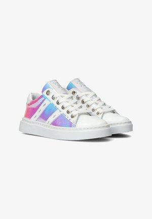 Witte sneakers met holografische roze en blauwe accenten aan de zijkanten, voorzien van metalen veterogen en ronde veters, een gestructureerde afwerking en een vlakke zool.
