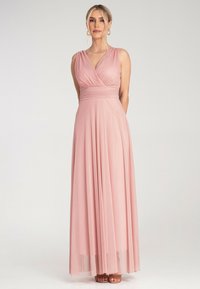 Długa, bezrękawna różowa sukienka z dopasowaną górą, plisowanymi detalami i zwiewnym dołem wykonaną z lekkiego materiału. Gładka tekstura z warstwowym wzorem.