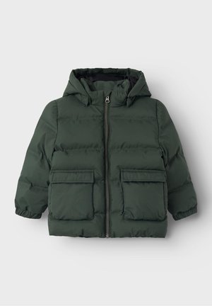 Veste matelassée pour enfants de couleur vert foncé avec capuche, fermeture éclair à l'avant, deux poches à rabat et poignets élastiques sur un fond uni.