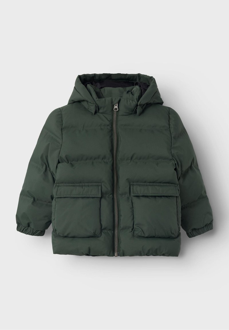 Veste matelassée pour enfants de couleur vert foncé avec capuche, fermeture éclair à l'avant, deux poches à rabat et poignets élastiques sur un fond uni.