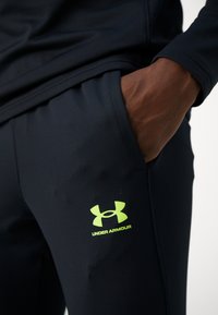 Under Armour CHALLENGER - Treniņtērpa apakšdaļas - black/high vis yellow