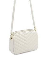 Borsa a tracolla bianca in pelle con motivo a rombi trapuntati, hardware in tonalità oro e chiusura con zip. Include una tracolla regolabile.