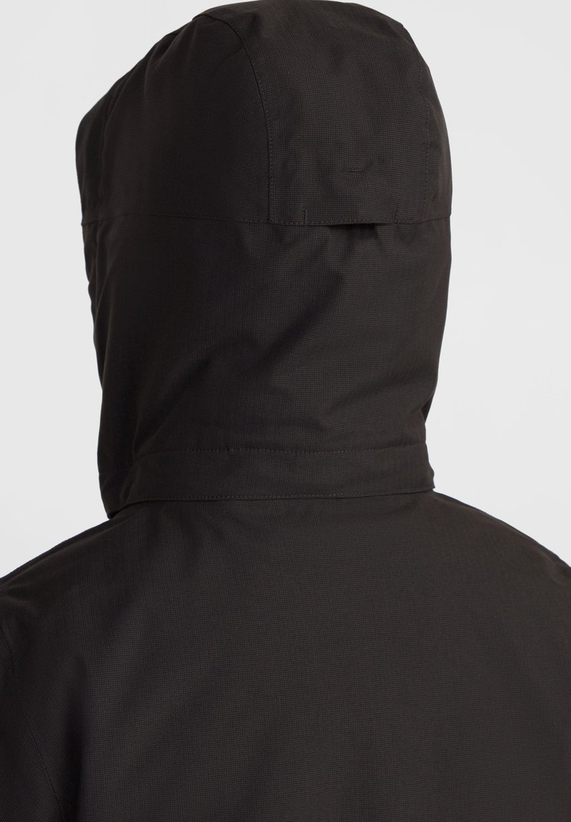 Schwarze Kapuzenjacke aus einem strukturierten, wasserabweisenden Stoff. Verfügt über eine glatte Oberfläche und Nähte und zeigt ein minimalistisches Design.