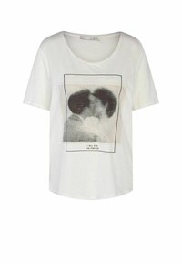 Hvid kortærmet t-shirt med rund hals, med trykt sort grafik af et par der kysser, indrammet af en rektangulær ramme og tekst nedenfor.