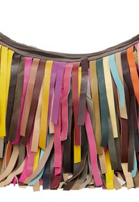 Fringe håndtaske lavet af assorterede læderstriber i farverne pink, gul, brun og blå, med en struktureret overflade og syede detaljer.